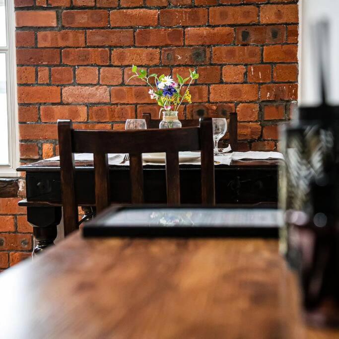 Beautiful 1-Bed Apartment In Grade Listed Warehouse - Victoria Quays, Sheffield City Centre, Free Parking, Pet Friendly, Netflix מראה חיצוני תמונה
